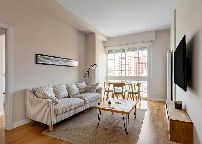 Bright With Views - 2Bd 1Bth- Av America