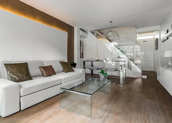 Chalet Independiente De Diseno Con Patio Privado