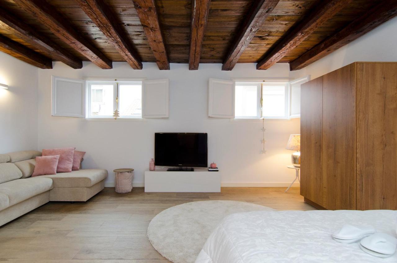 Hellenhost - Gran Vía Apartment
