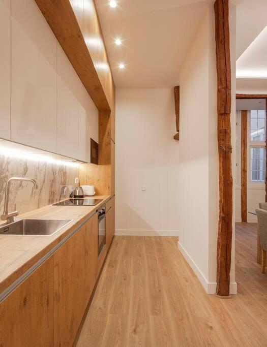 Centro Iii Calle Carrera De San Jeronimo 3br 3bh * Madrid