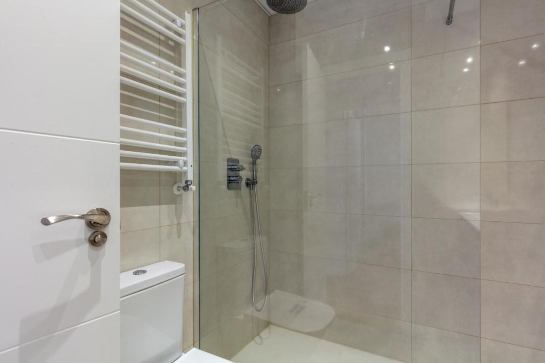 Bright With Views - 2bd 1bth- Av America *