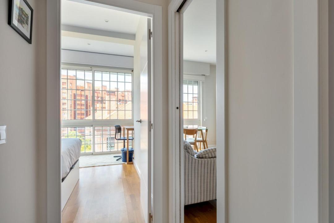 Bright With Views - 2bd 1bth- Av America