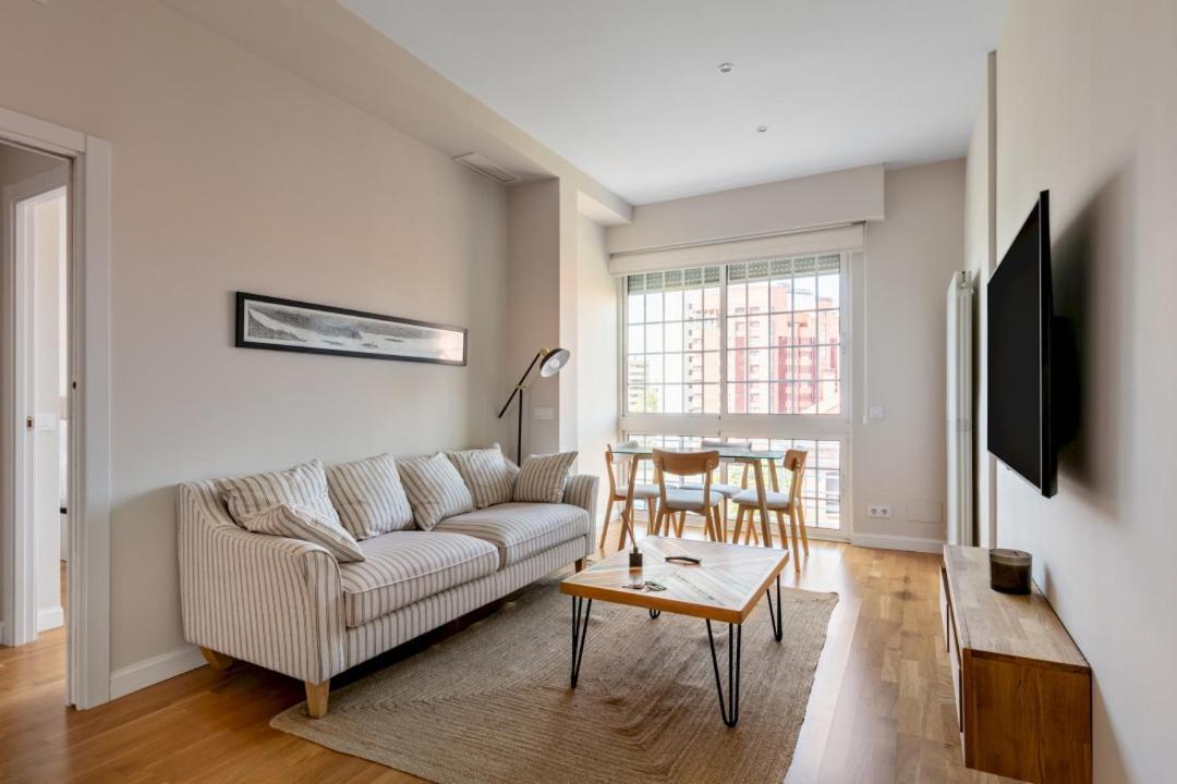Apartment Bright With Views - 2bd 1bth- Av America Madrid