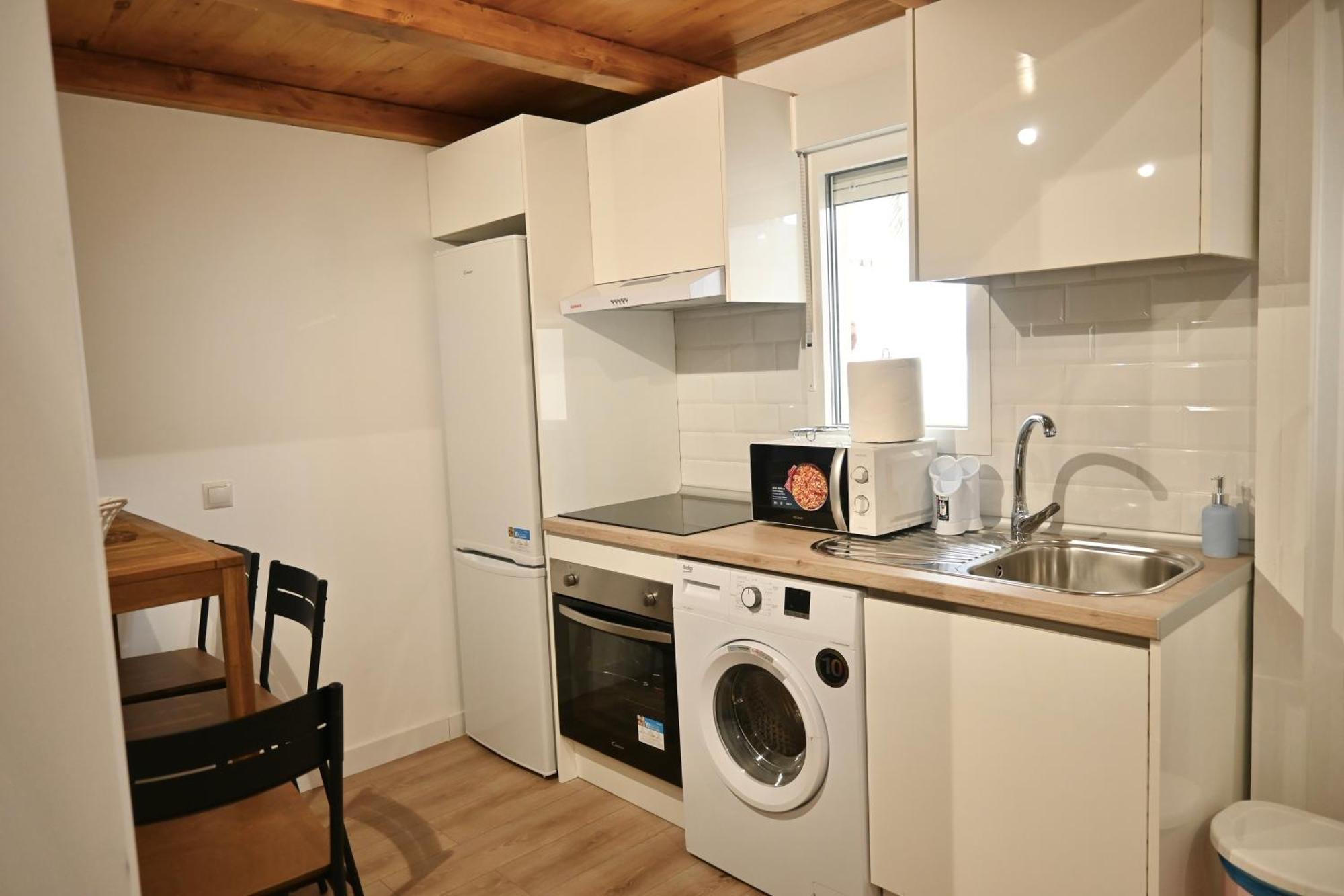 Encantador Estudio Temporal Con Cama En Mezanine Cerca De La Vibrante Avenida Albufera Mpe35 Apartamento Madrid