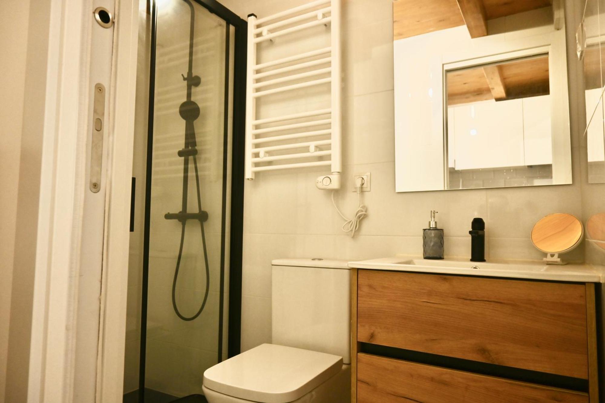 Apartamento Encantador Estudio Temporal Con Cama En Mezanine Cerca De La Vibrante Avenida Albufera Mpe35 Madrid