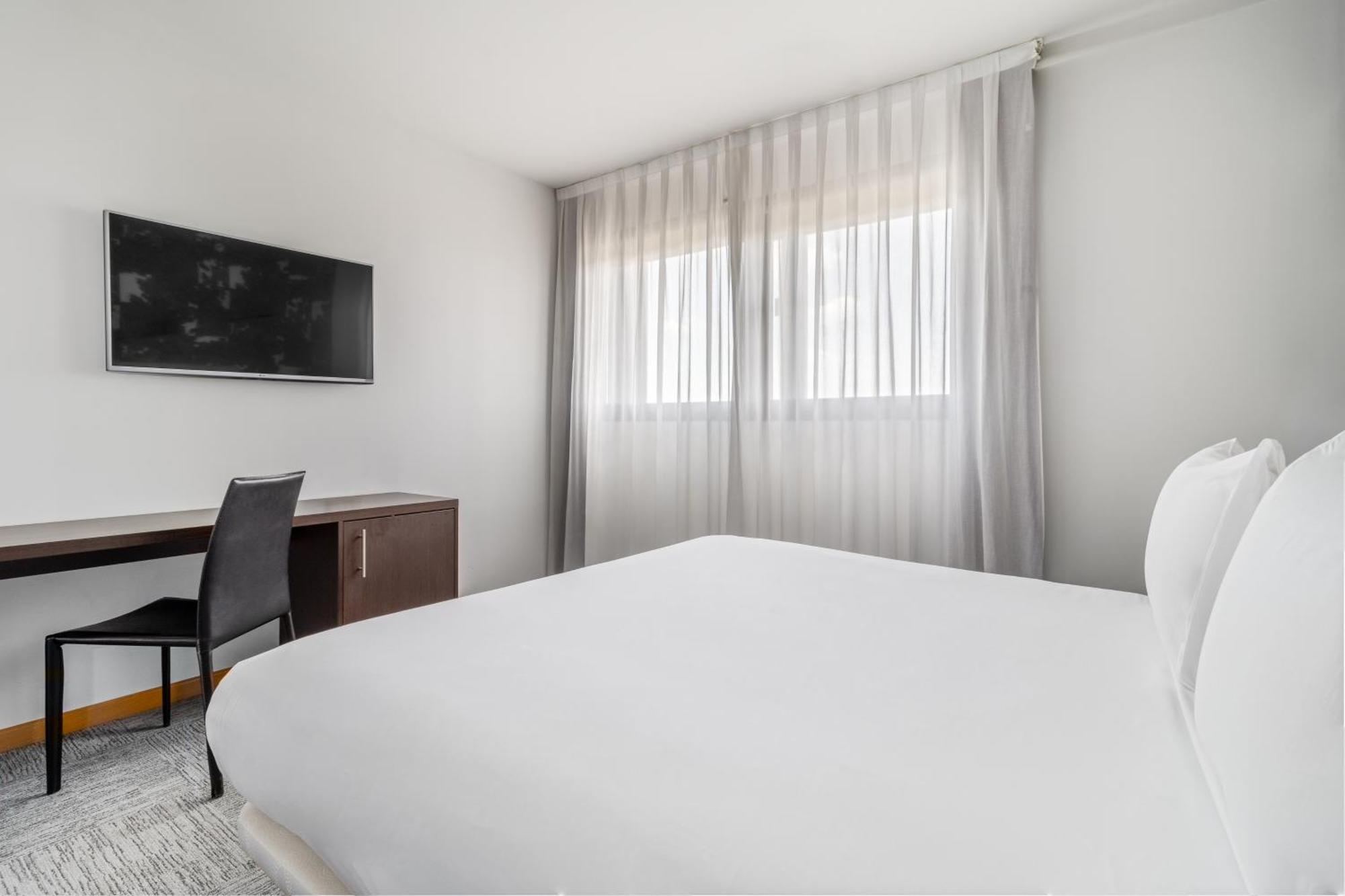 Exe Convention Plaza Hotel 4*
