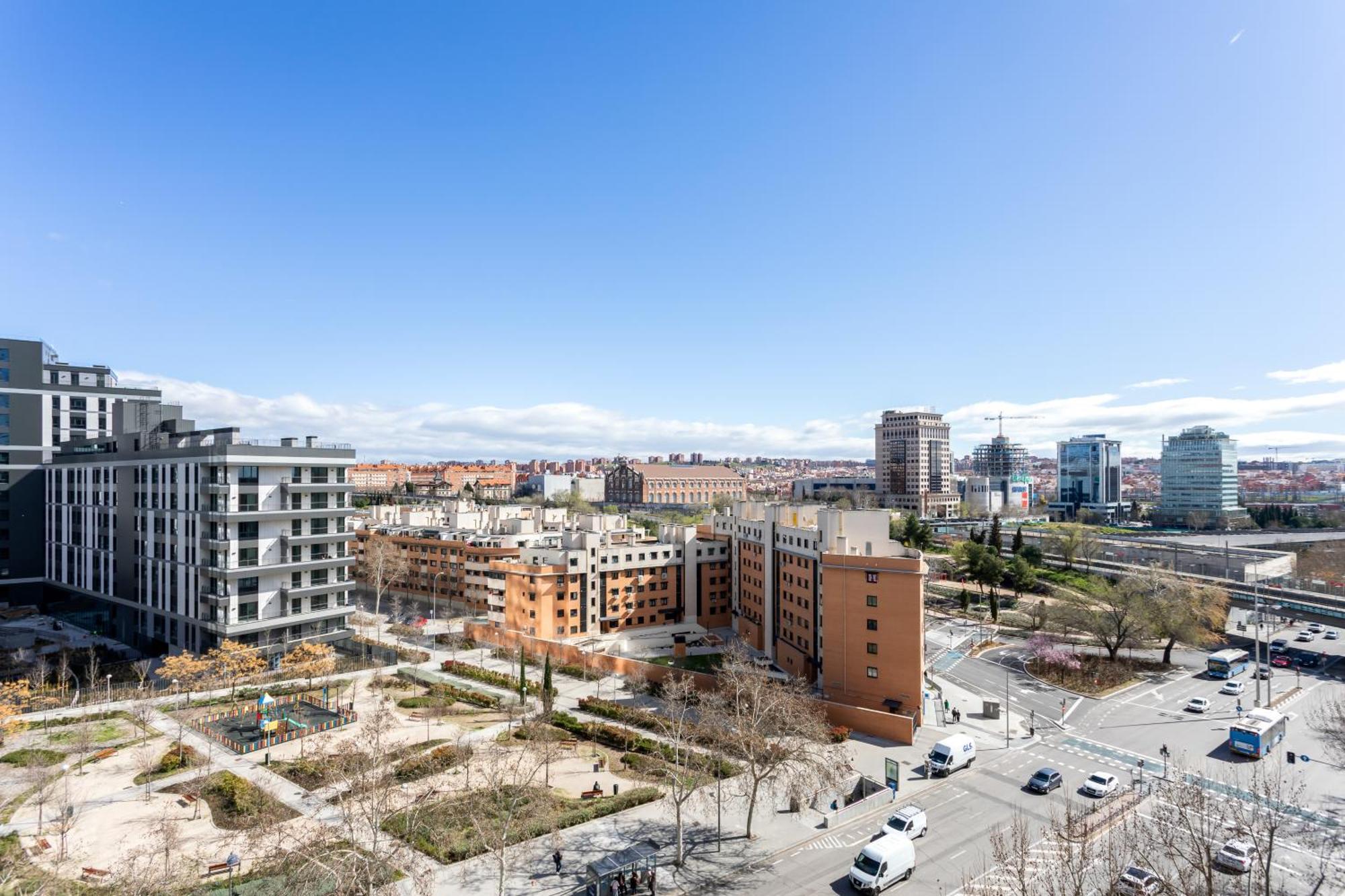 Apartamento Atico Con Terraza, Parking Y Piscina Madri