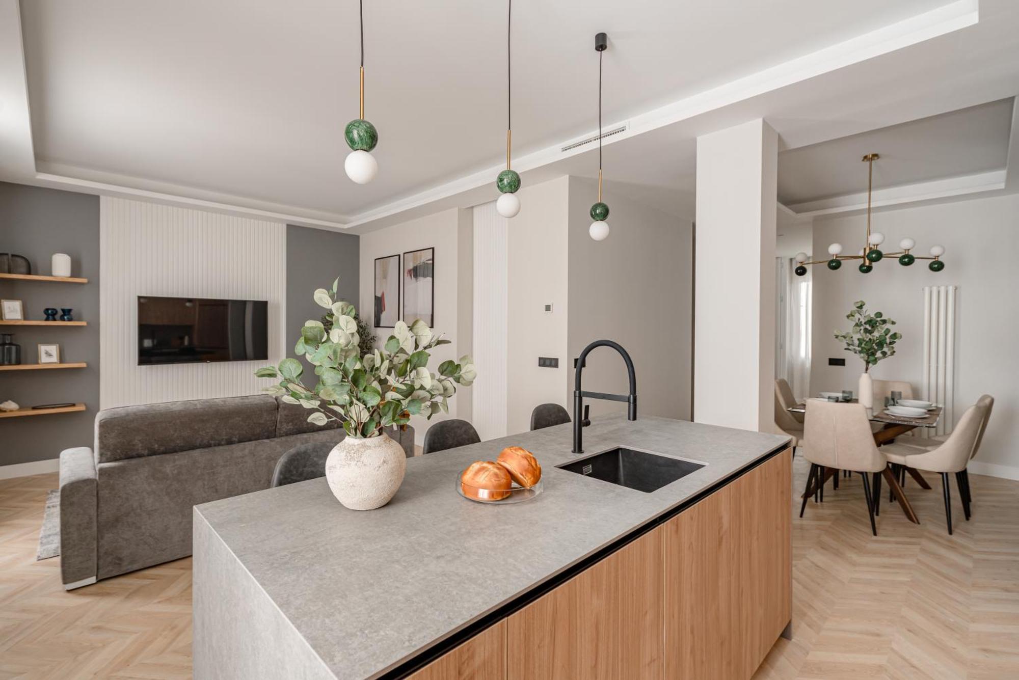 Plaza Espana Viii Calle San Bernardo 3br 3bh *