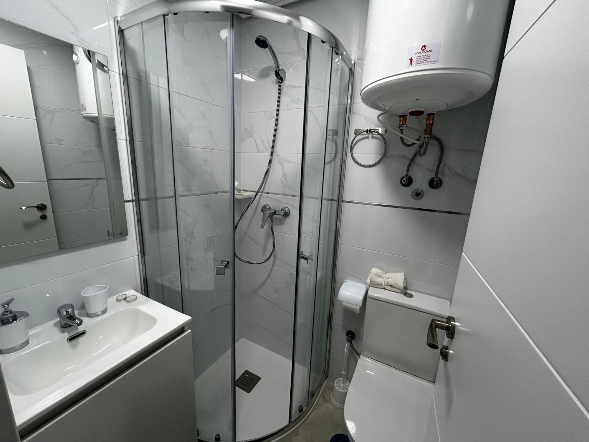 Couette-café Doble Con Bano Privado En El Centro De *