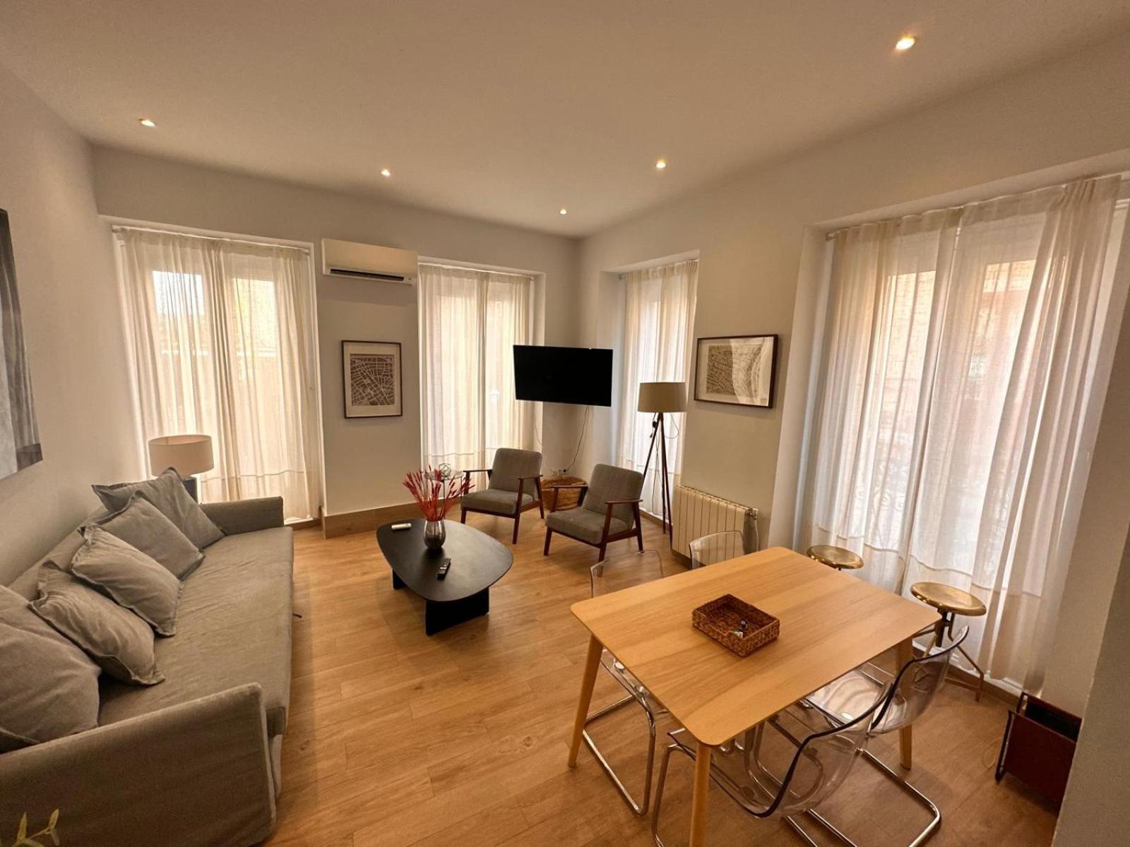 Amazing 3bd 3bth With 9 Balconies By Madrid4you Apartamento Madri