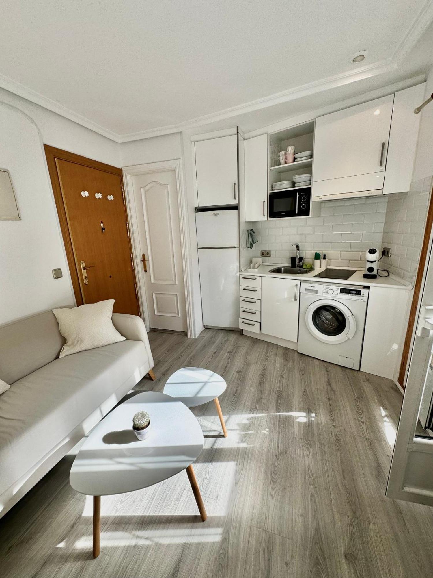 Lovely Balcony Center Apartment *