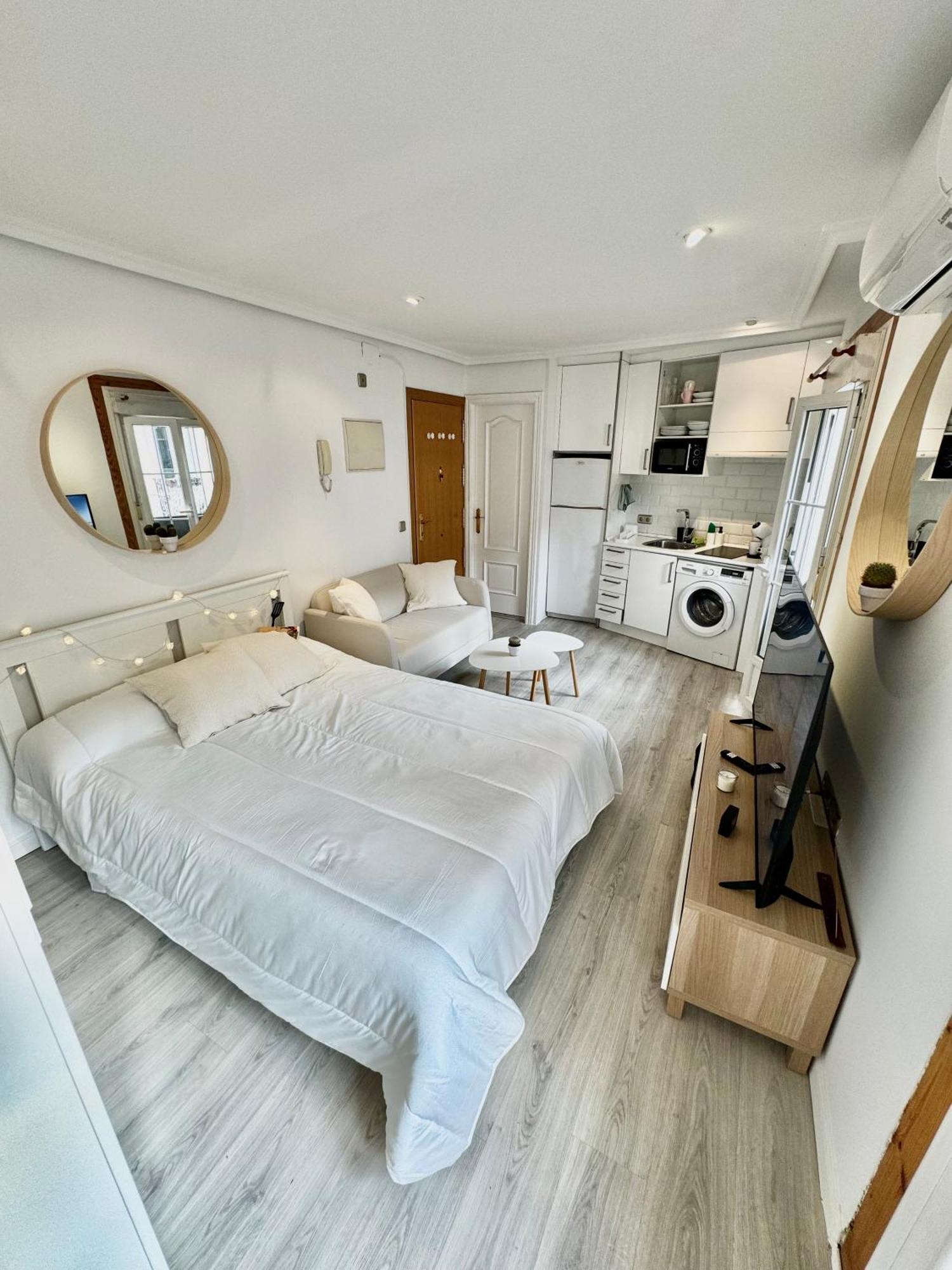 Lovely Balcony Center Apartment
