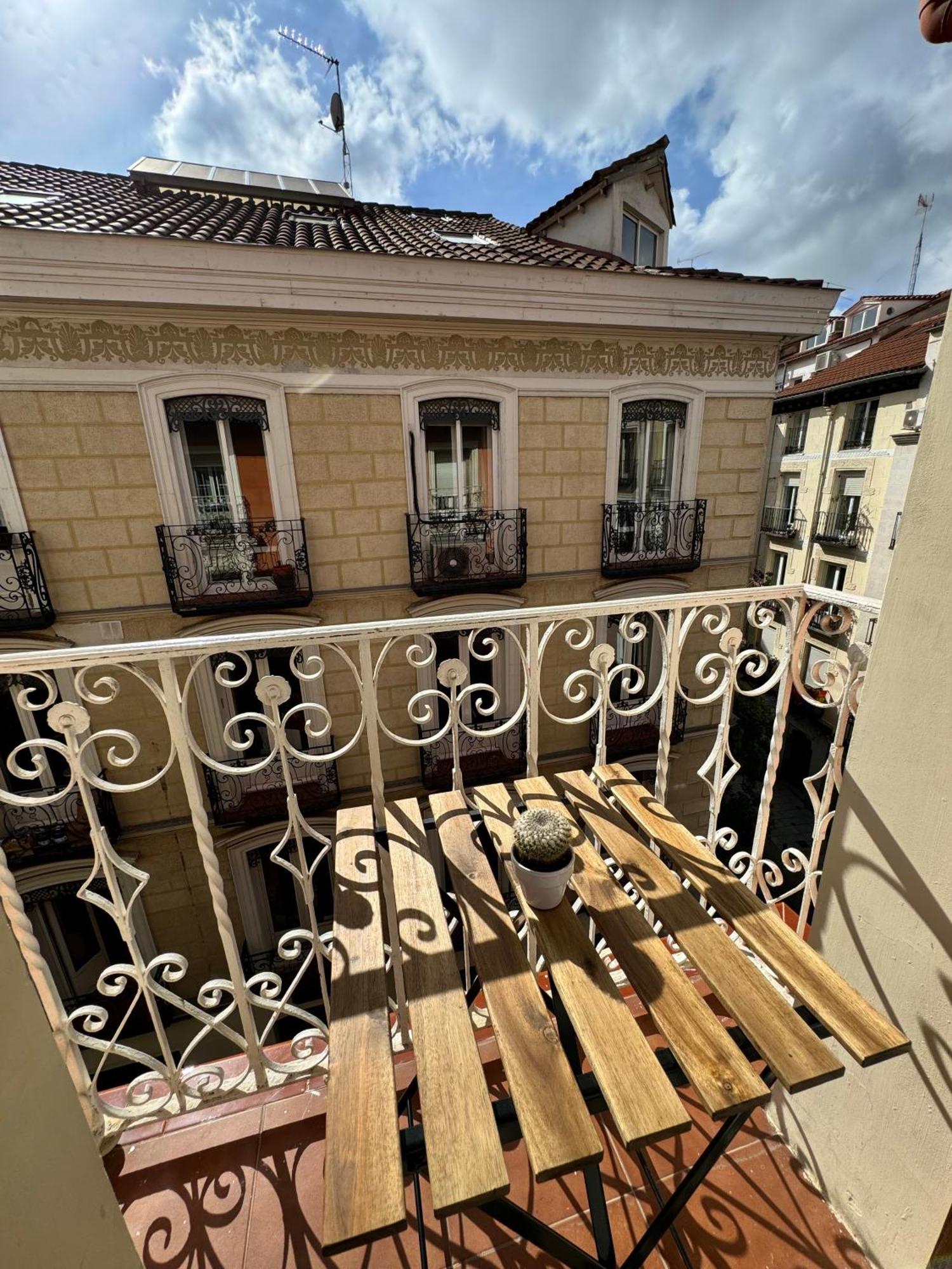 Lovely Balcony Center Apartment *