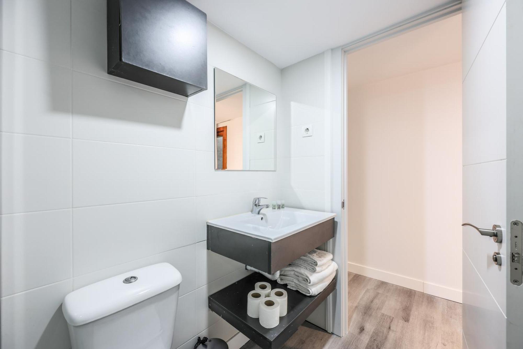 Ap Leganitos -no Ascensor- Hostal