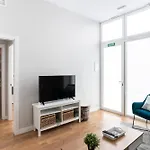 Bright And Airy 2 Bedroom Apartment In Madrid