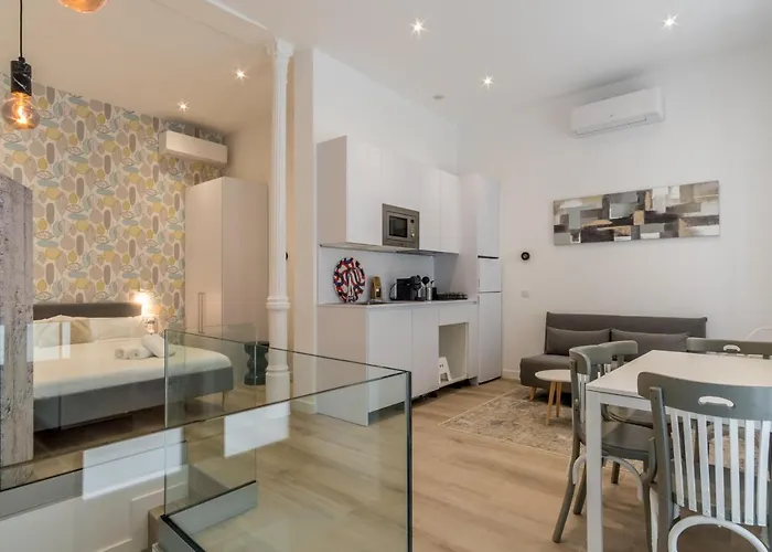 Modern And Bright- 2 Bd 2 Bth - Center