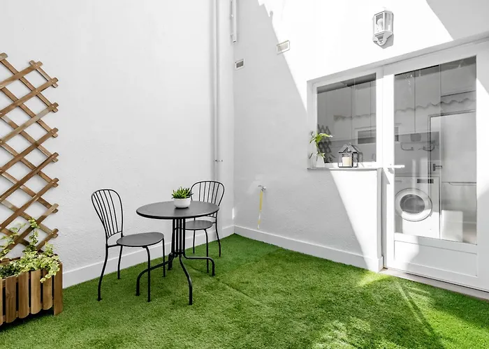Cozy 2 Bedroom Apartment With Patio