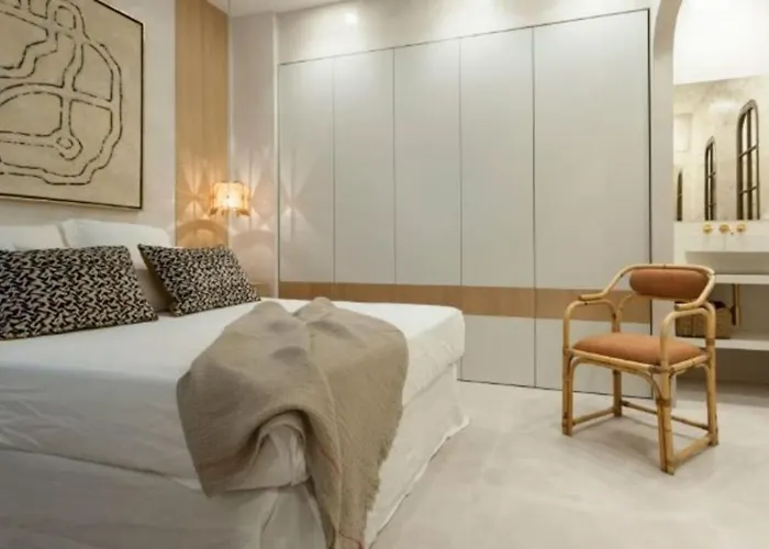 Elegant Neptuno-Cortes Apartment For 2 People