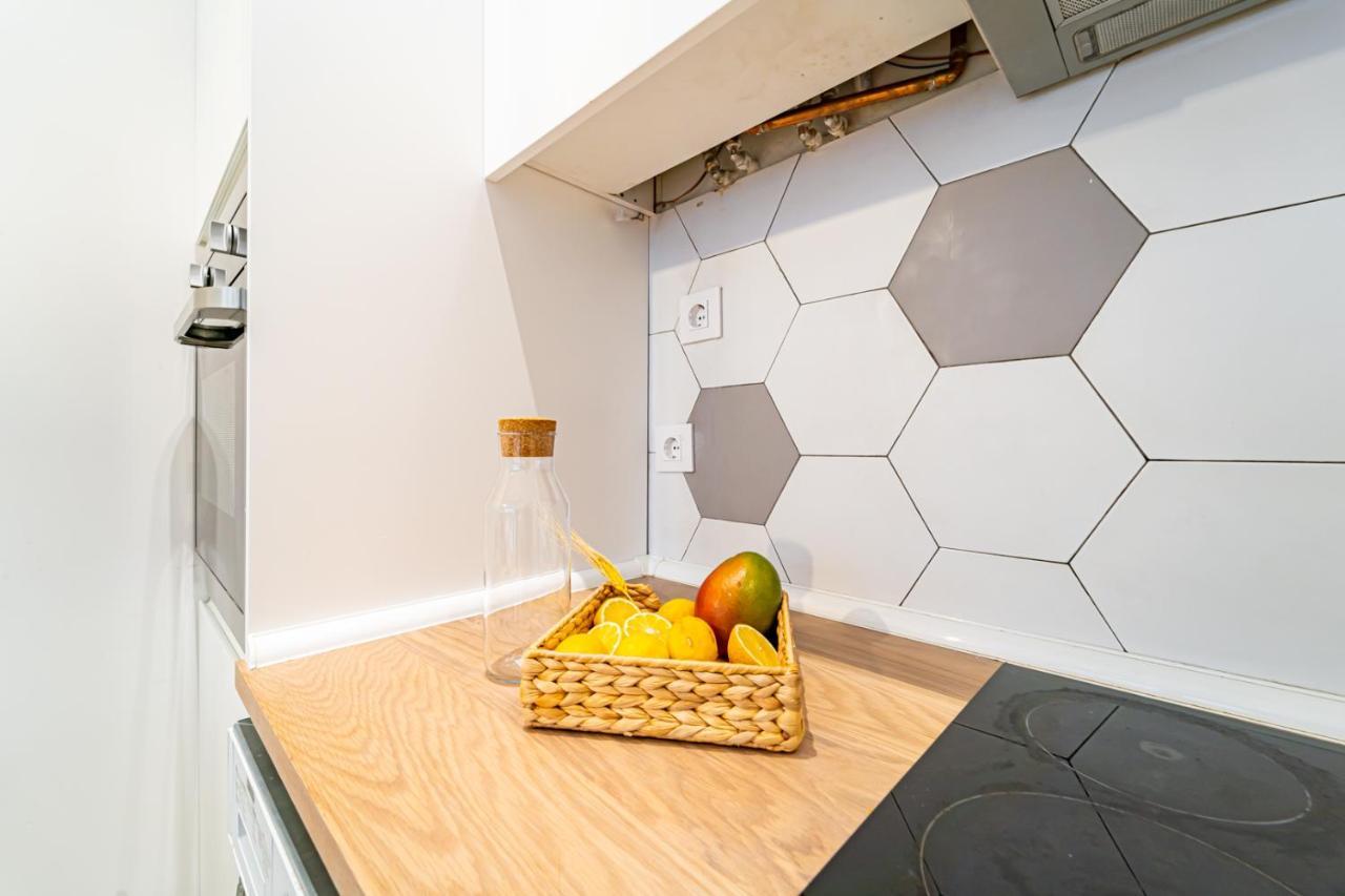 Edsam White Apartment *