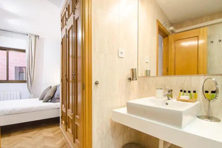Apartment Bright & Spacious- Center- 2rooms-2bathrooms *