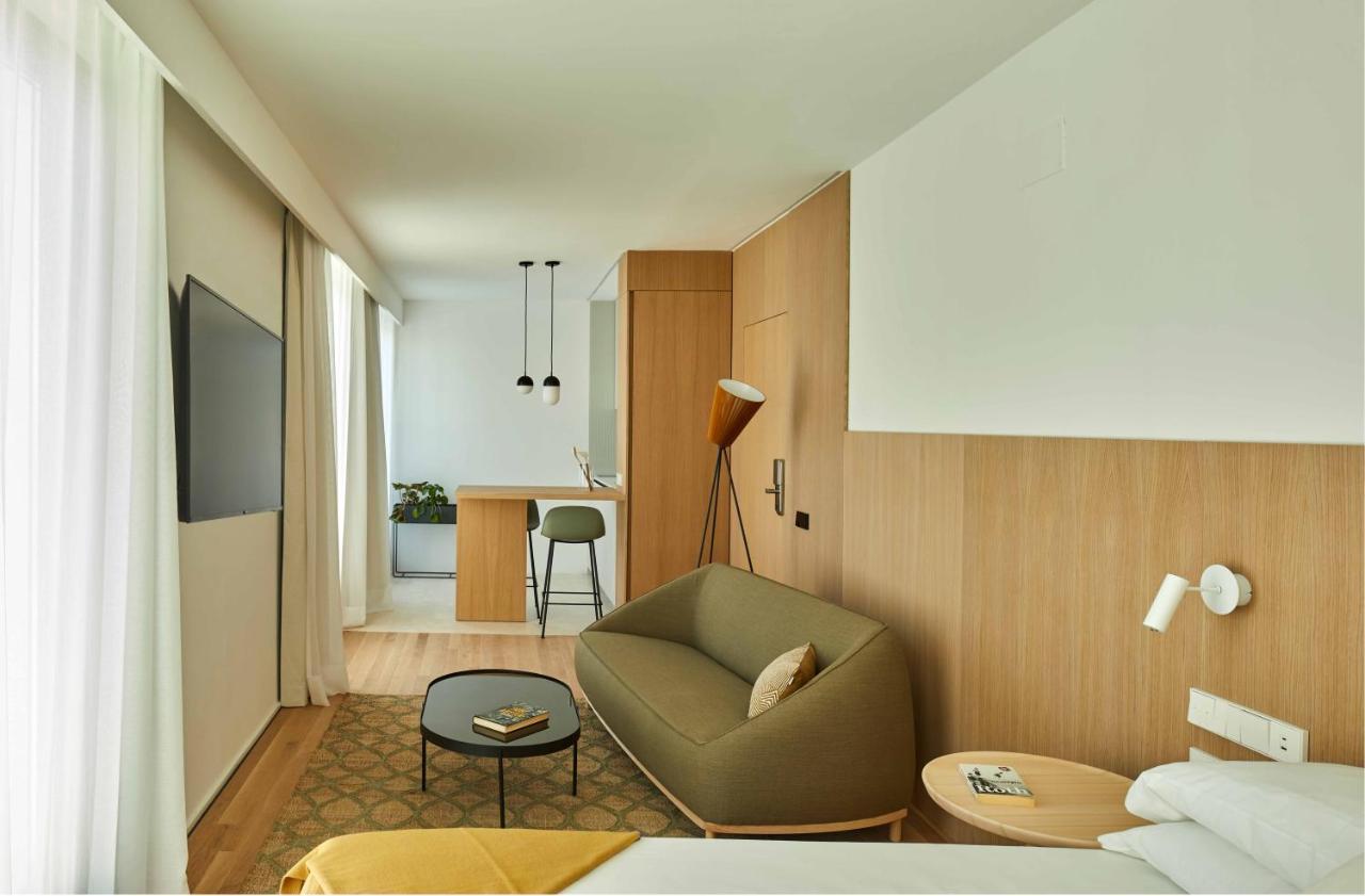 Apartment 60 Balconies Iconic