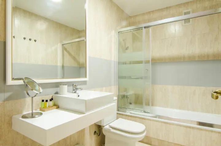Apartment Bright & Spacious- Center- 2rooms-2bathrooms *