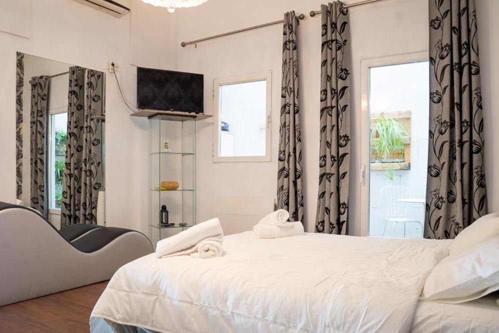 Modern And Neoclassical Flat Apartment *
