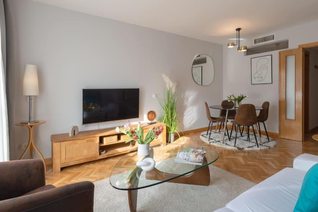 Appartamento Vivienda Con Zona De Trabajo, Piscina Y Parking Madrid
