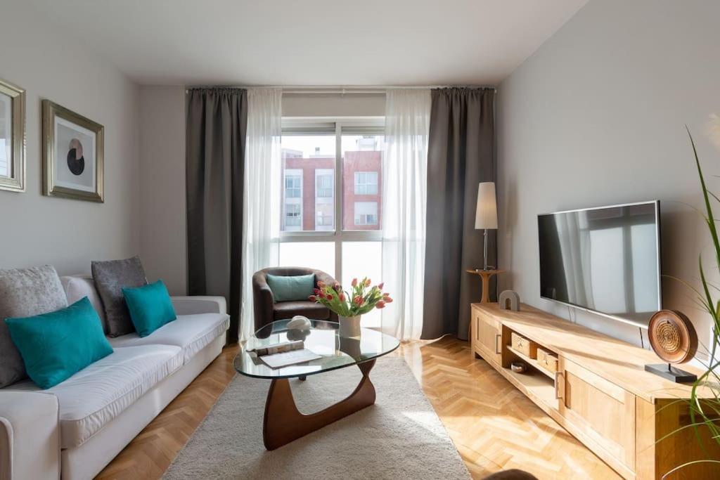 Vivienda Con Zona De Trabajo, Piscina Y Parking Appartamento Madrid