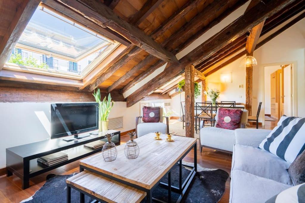 Calm And Bright Apartment, Center La Latina D.alb Apartamento