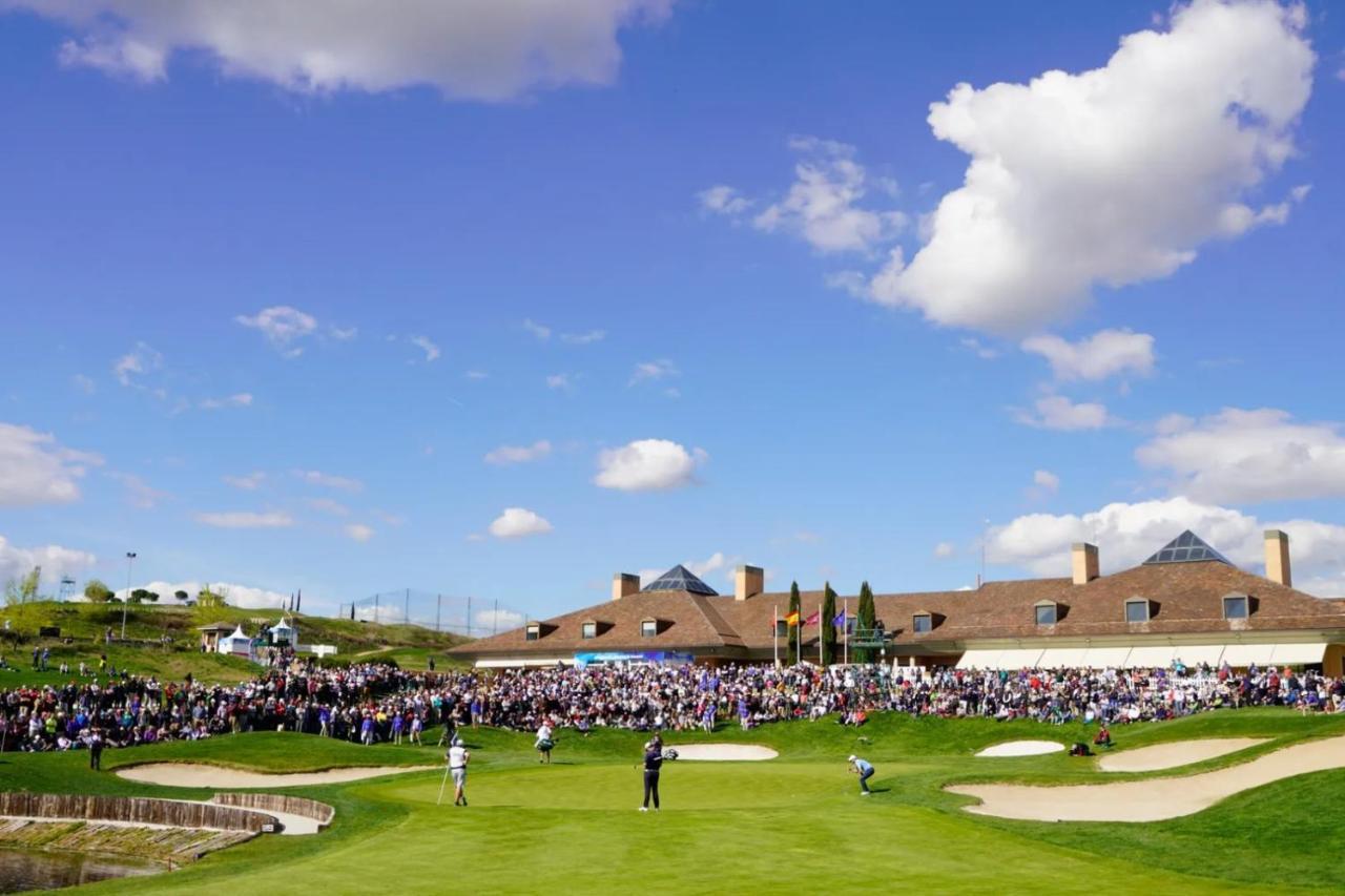 Privatunterkunft Space In The With Poll Near Golf In
