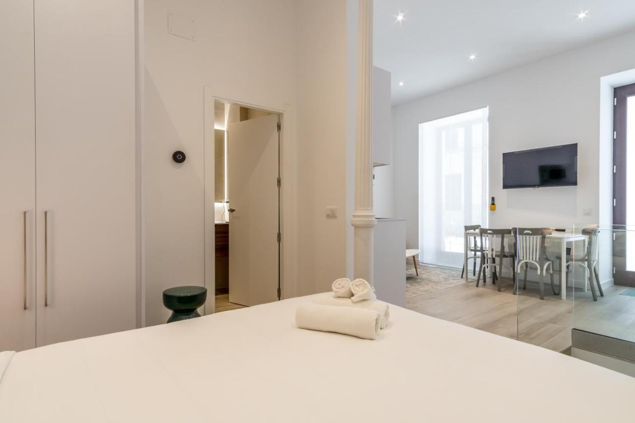 Modern And Bright- 2 Bd 2 Bth - Center *