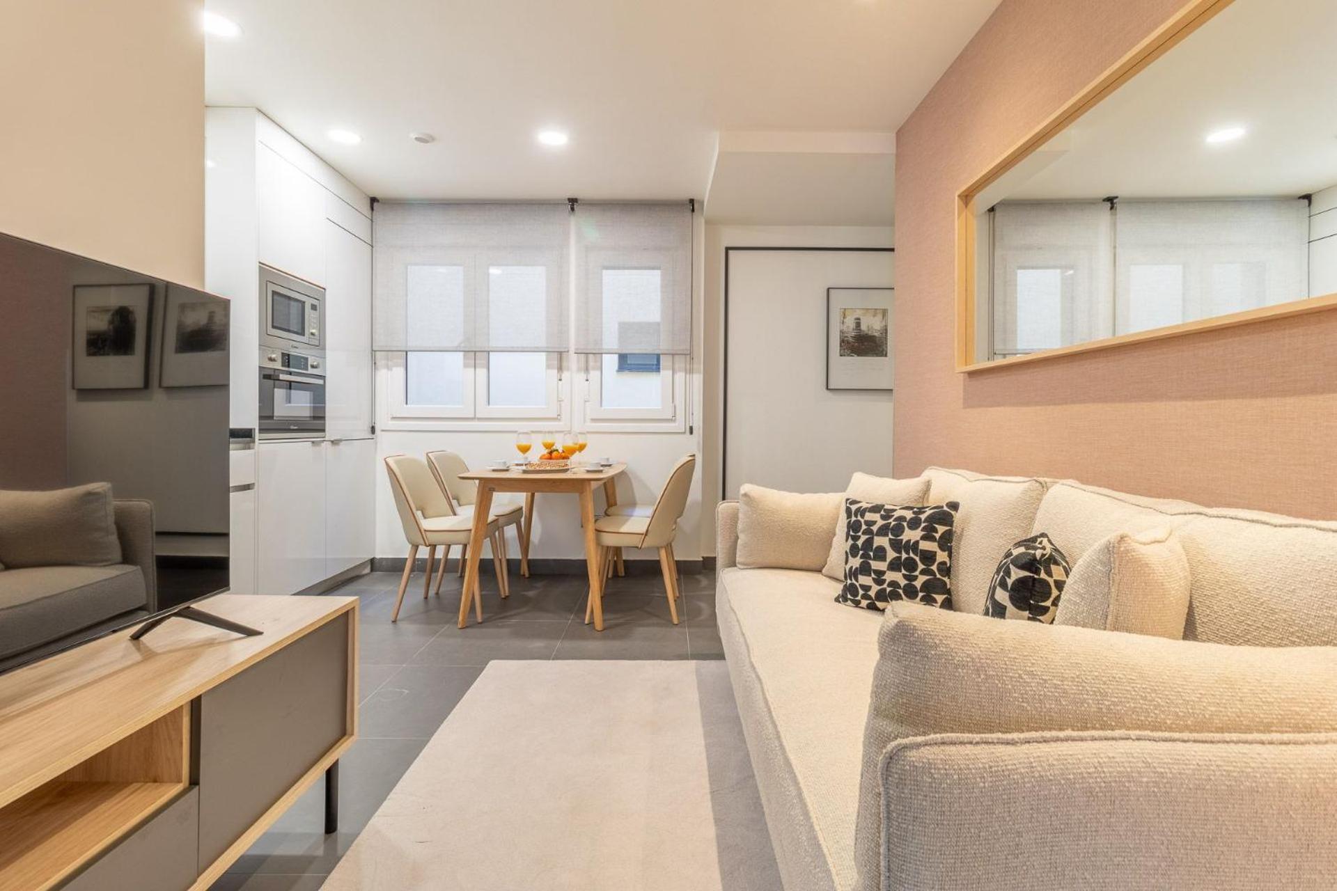 Apartment Authentic La Latina Getaway Just Steps From Iconic Rastro Latina Toledo X *