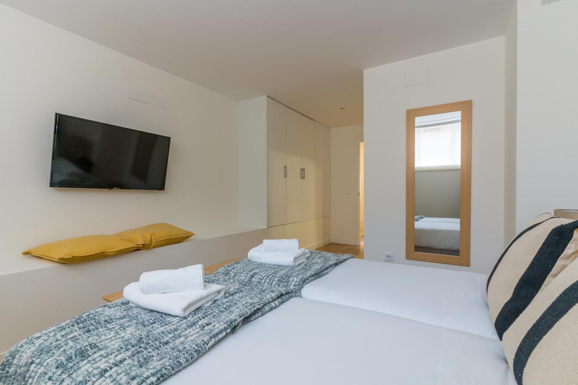 Modern And Wide- 3bd 2,5 Bth- Plaza Castilla *