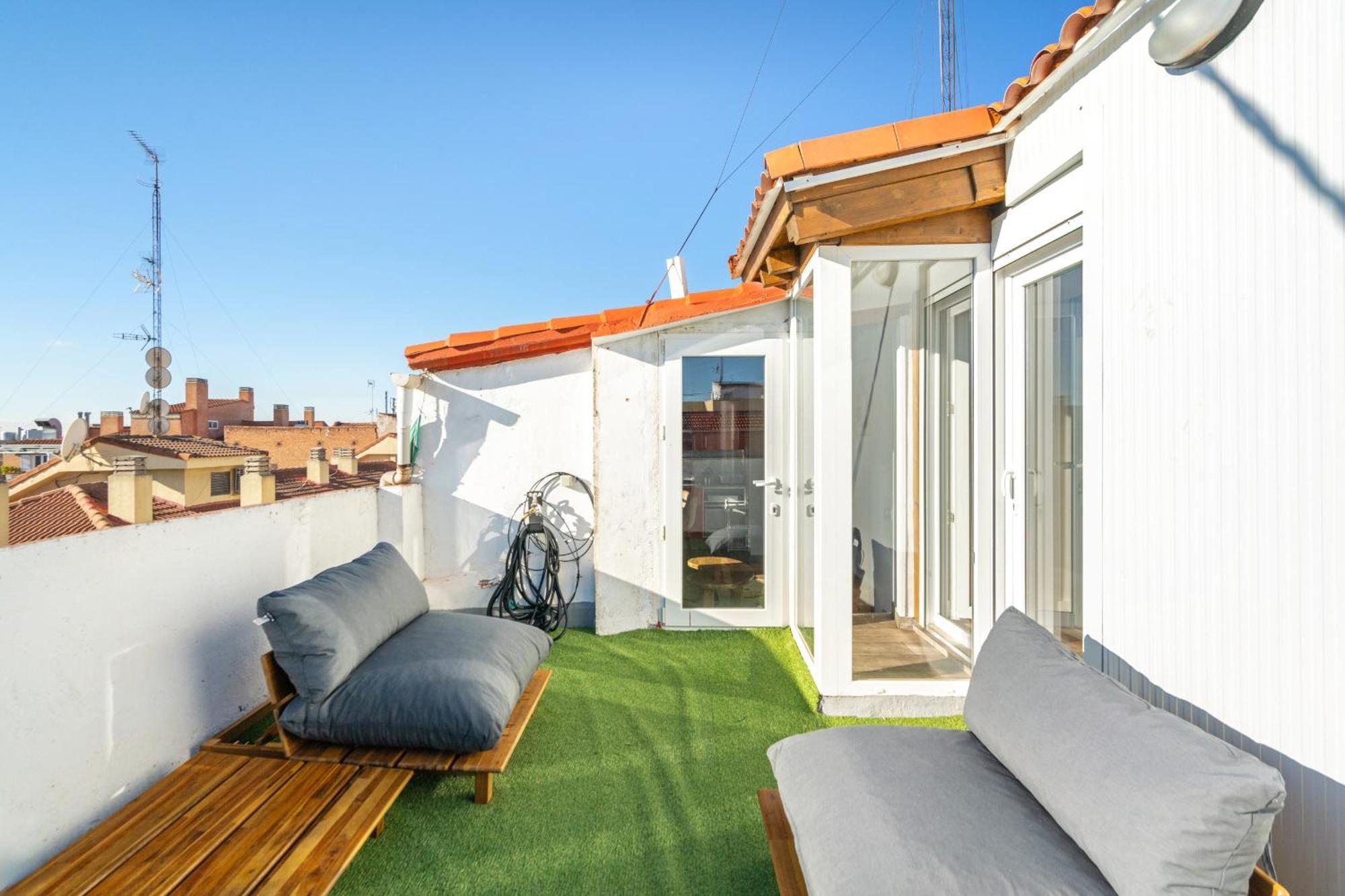 Atico Con Terraza En Lavapies Alquiler Temporal Apartamento