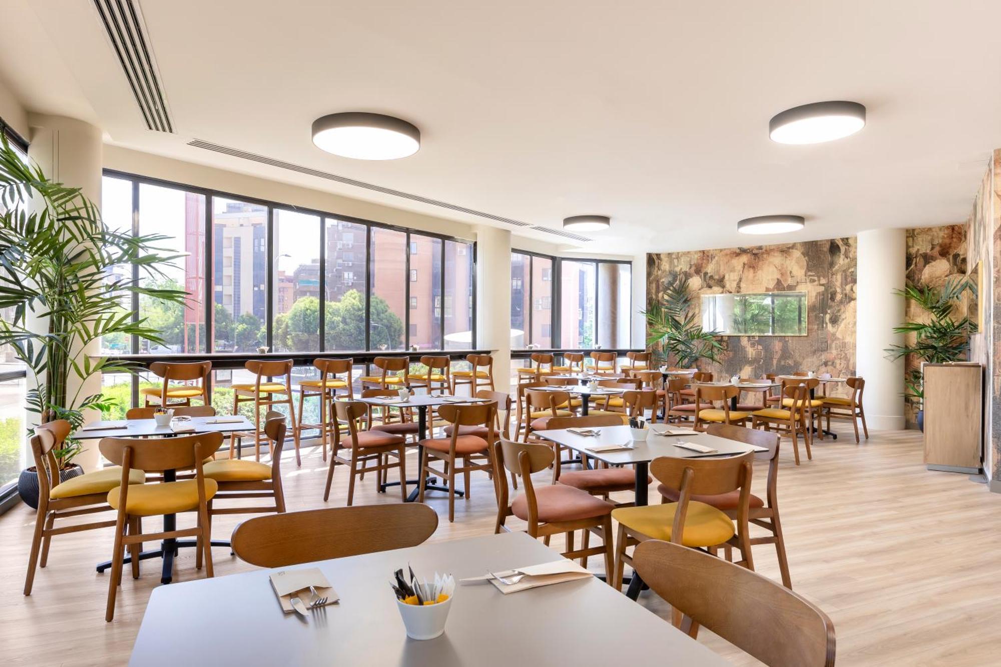 Rafaelhoteles Piramides 3*