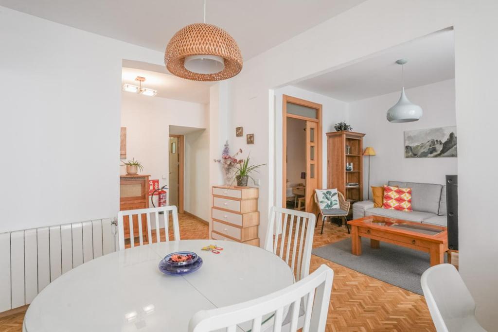 Bright & Cozy 2bd - Opera Area *
