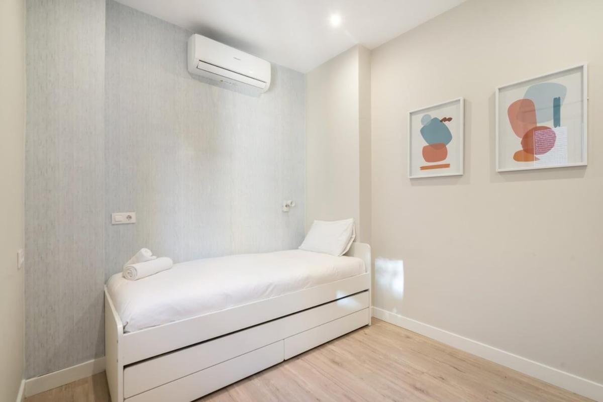Modern, Brand-new For 4 In Letras - Huertas Apartamento